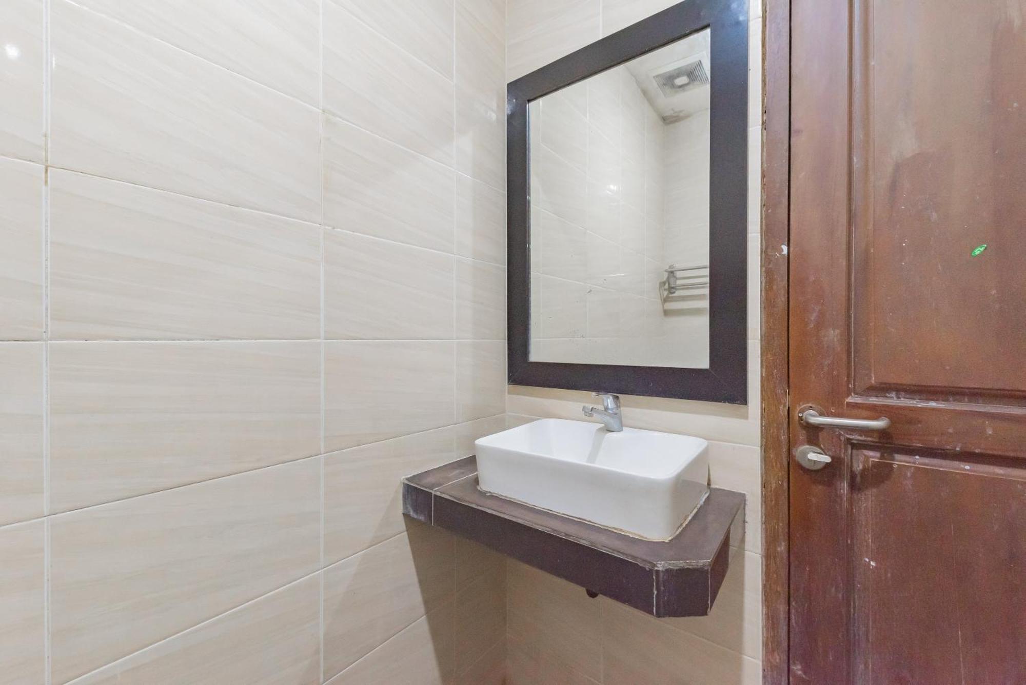 Reddoorz At La Mega Near Pasar Pagi Cirebon Hotel Kültér fotó