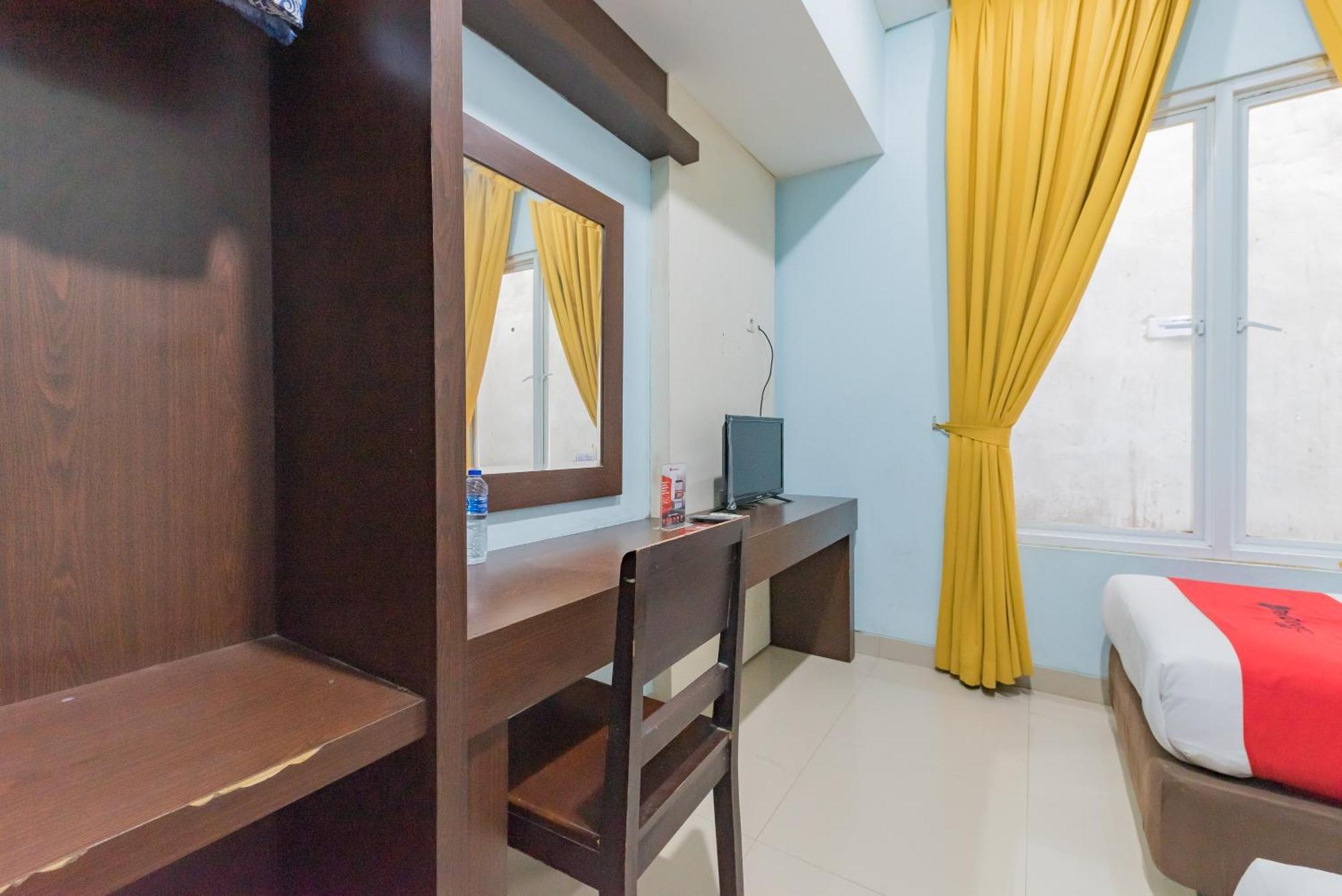 Reddoorz At La Mega Near Pasar Pagi Cirebon Hotel Kültér fotó