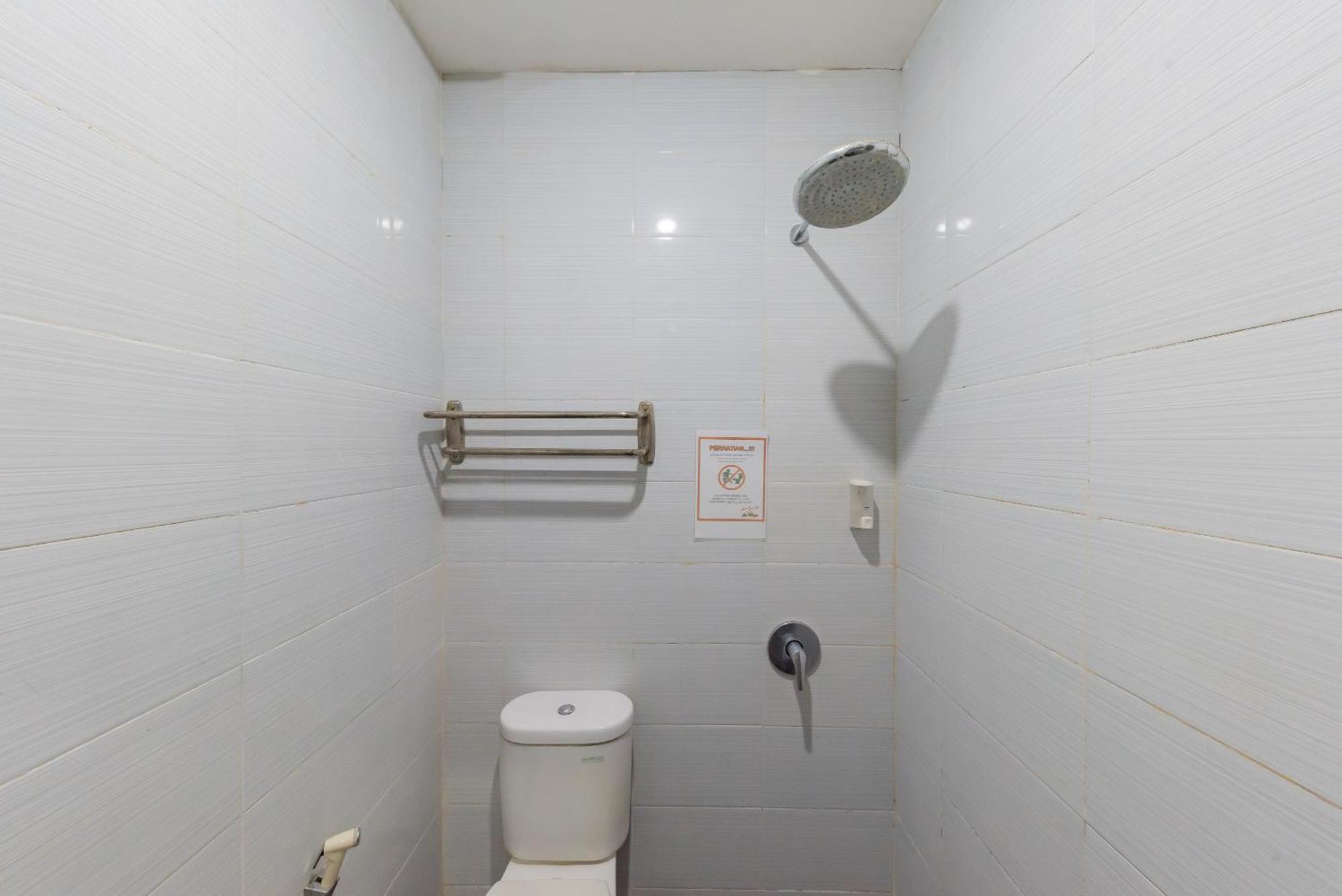 Reddoorz At La Mega Near Pasar Pagi Cirebon Hotel Kültér fotó