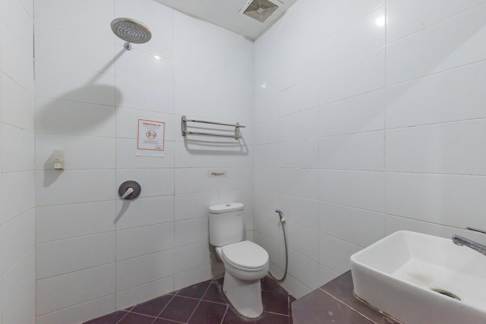 Reddoorz At La Mega Near Pasar Pagi Cirebon Hotel Kültér fotó