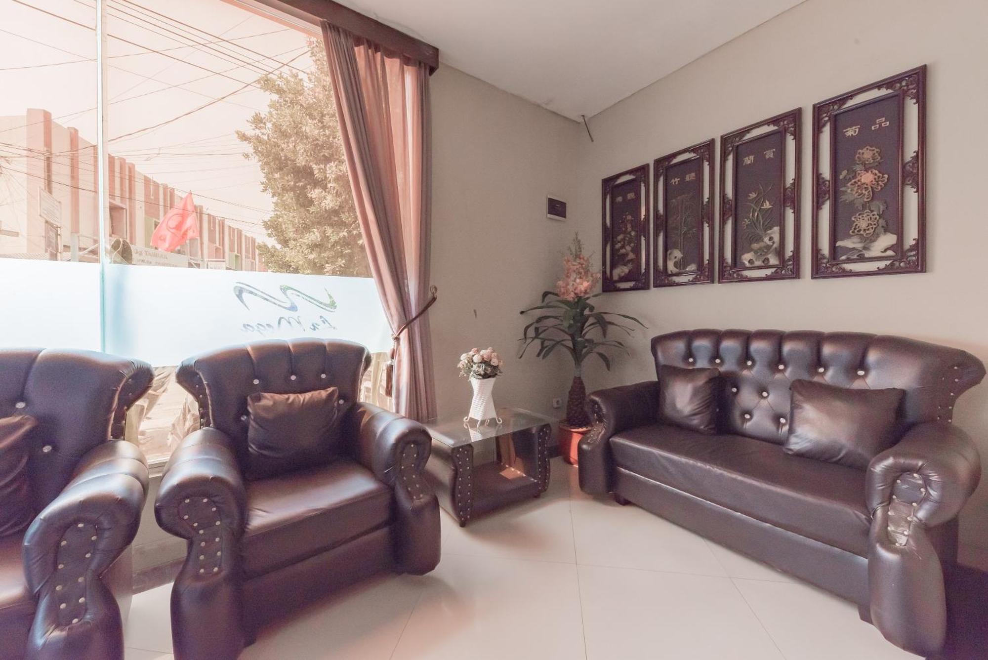 Reddoorz At La Mega Near Pasar Pagi Cirebon Hotel Kültér fotó