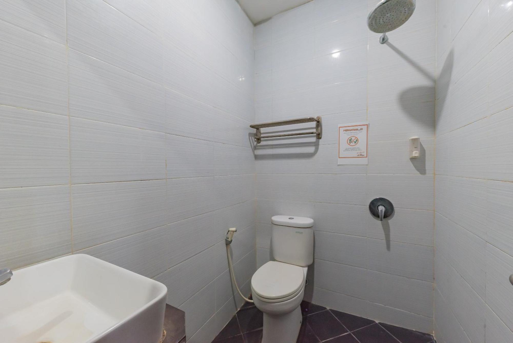 Reddoorz At La Mega Near Pasar Pagi Cirebon Hotel Kültér fotó